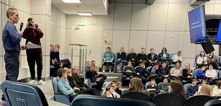 Преподаватель СКТиС Александр Викторович Сосновский встретился с обучающимися и педагогами школ г. Тулун.