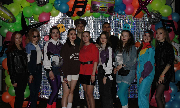 Мероприятие в стиле 90-х провели студенты в ЗабИЖТ
