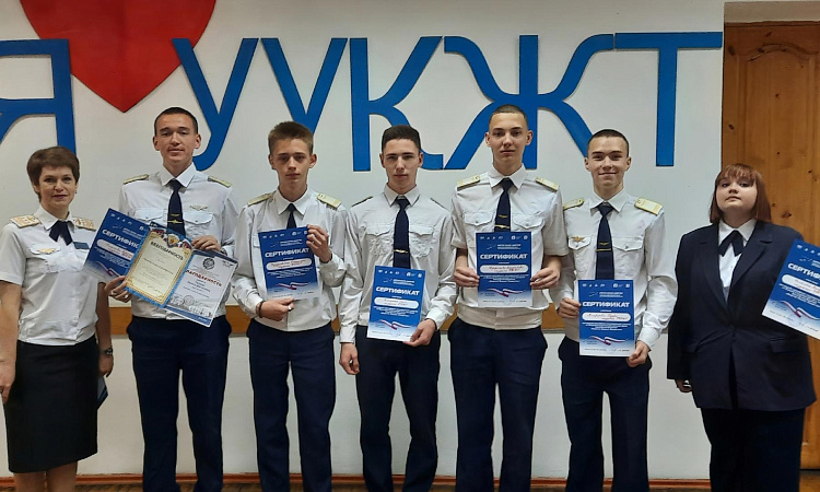 Традиционная линейка поднятия флага РФ и флага РБ в УУКЖТ ИрГУПС.
