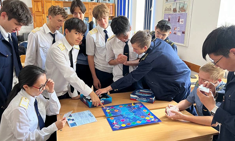 Активисты Движения Первых накануне Дня России провели классный час для студентов — совместная игра в тематическую настольную игру о нашей стране