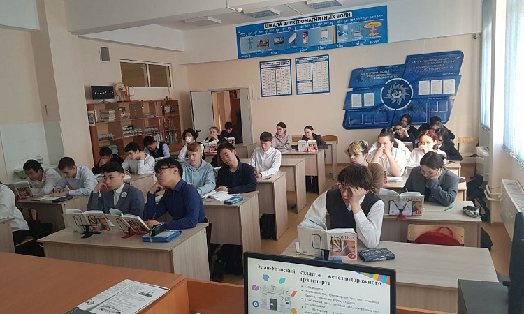 Амбассадоры федерального проекта «Профессионалитет» Улан-Удэнского колледжа железнодорожного транспорта продолжают знакомить школьников города с нашим учебным заведением.
