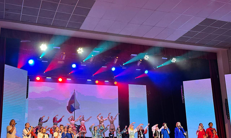 Студенты и лицеисты приняли участие в концерте ко Дню компании