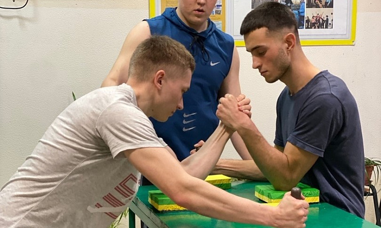 В ЗабИЖТ подвели итоги соревонваний по армрестлингу