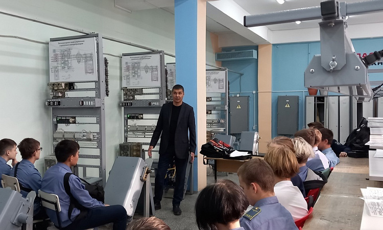 Встреча студентов УУКЖТ ИрГУПС 2 курса ФП Профессионалитет с начальником технического отдела ШЧ-8 Шкет В.А.