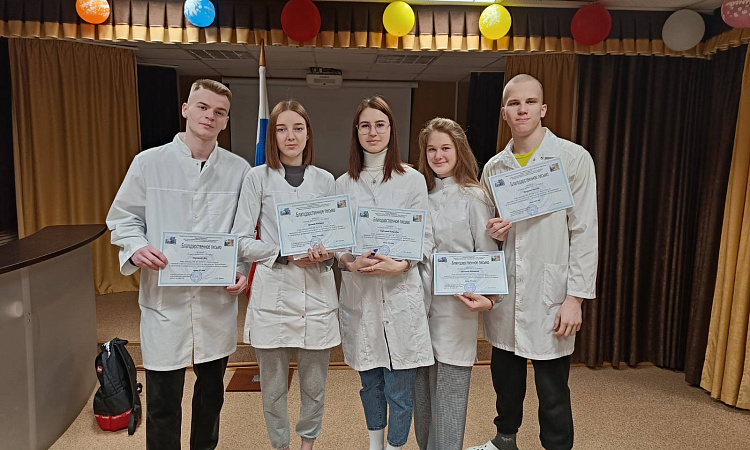 Вручение благодарственных писем от директора МК ЖТ ИрГУПС команде "Люди в белом"