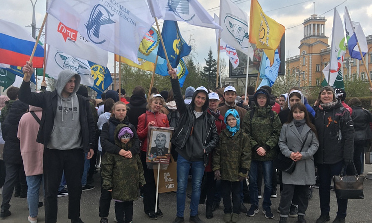 Сотрудники и студенты колледжа в День Победы