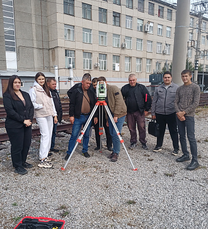  Студенты-заочники ЗабИЖТ освоили новые навыки работы с тахеометрами