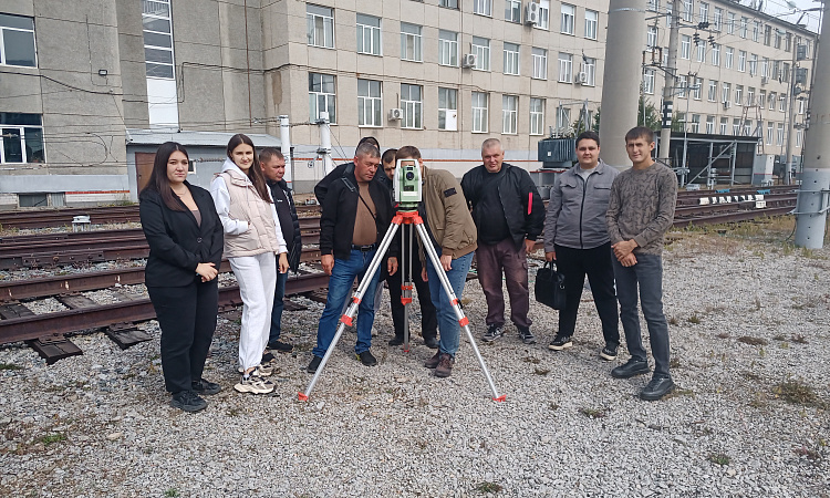  Студенты-заочники ЗабИЖТ освоили новые навыки работы с тахеометрами