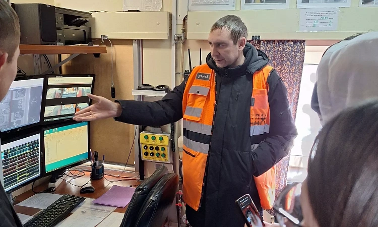 Для студентов ЧТЖТ проведена экскурсия по вагону-дефектоскопу 