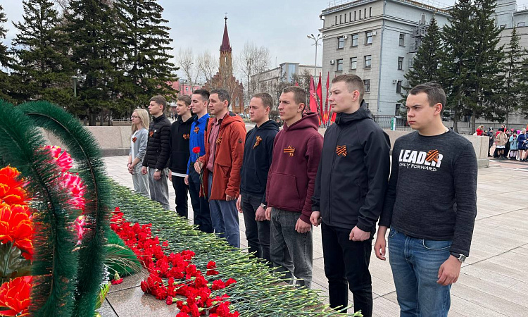 Возложение цветов к Вечному огню и памятнику Герою Советского Союза генералу армии А.П. Белобородову