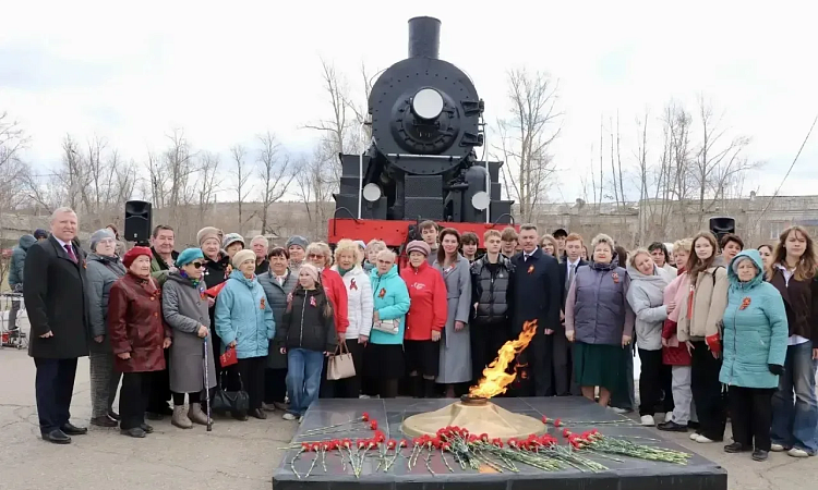 «Память сердца — сила духа»: у памятника железнодорожникам Забайкалья прошел митинг в честь Великой Победы