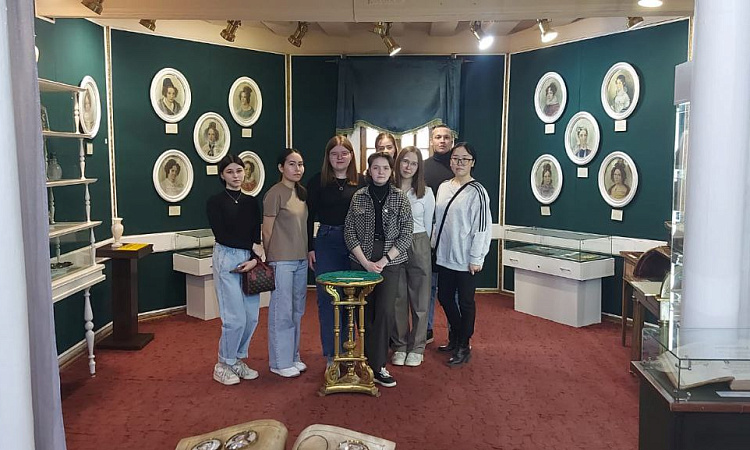 "Путешествие сквозь столетия": студенты ЗабИЖТ побывали на выставке