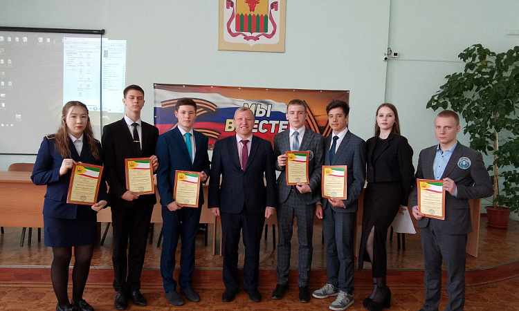 Администрация Железнодорожного района вручила благодарственные письма обучающимся ЗабИЖТ и ЧТЖТ