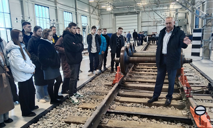 От теории к практике: будущие железнодорожники укрепляют навыки безопасности движения