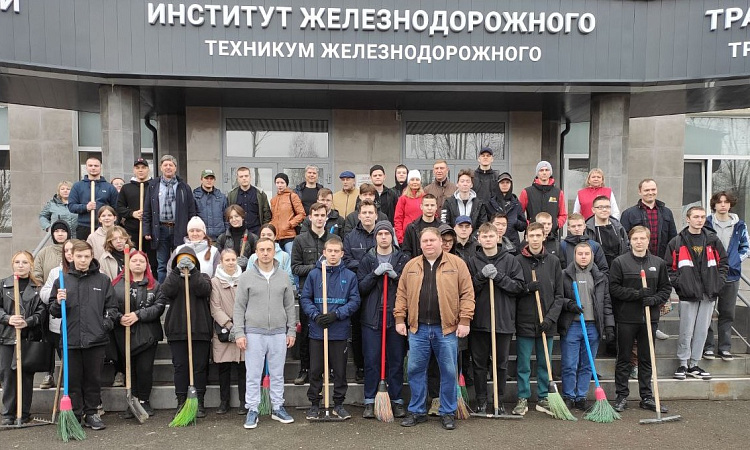Студенты и работники КрИЖТ на общегородском субботнике!
