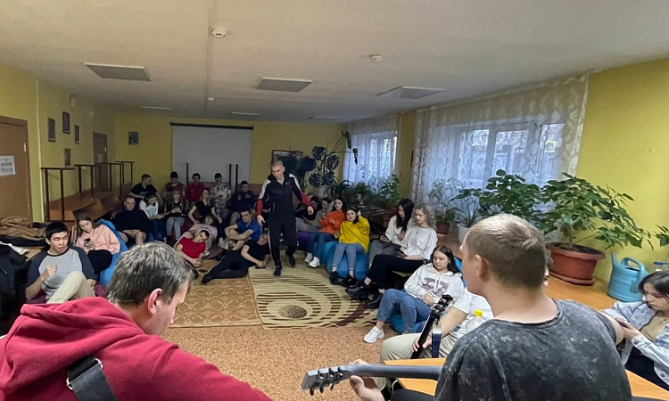 Поёт гитара.