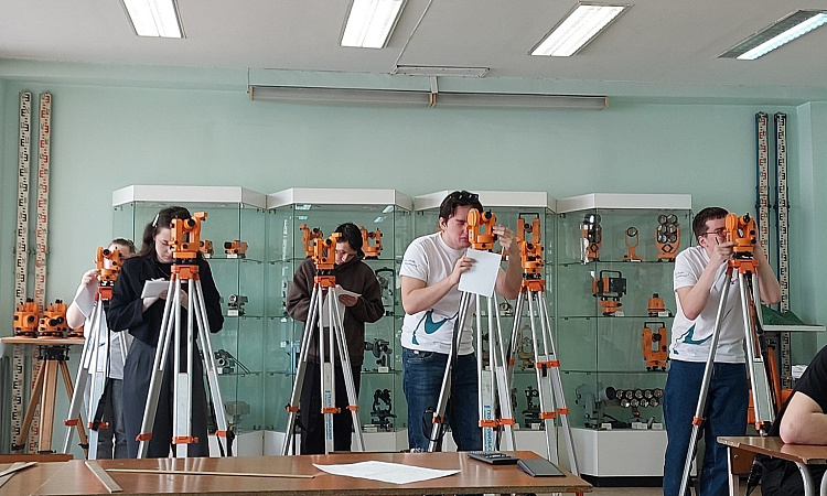 Студенты ЗабИЖТ стали серебряными призерами олимпиады по инженерной геодезии