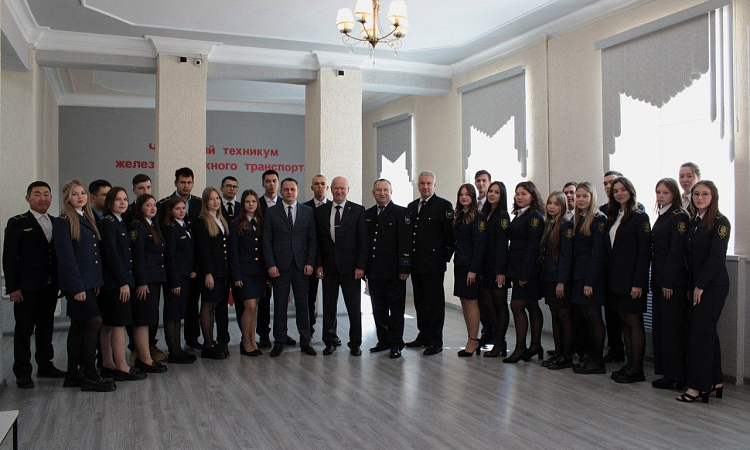 Торжественная линейка в Читинском техникуме железнодорожного транспорта