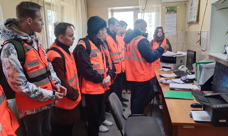 Студенты первого курса познакомились с работой грузового терминала