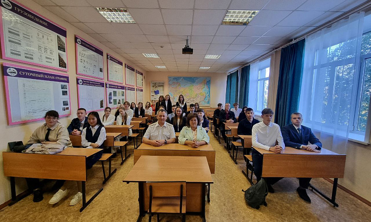 Студенты новой специальности «Таможенное дело» встретились с представителем Читинской таможни 
