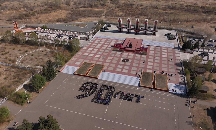 Студенты ЗабИЖТ приняли участие во флешмобе в честь 90-летия ЗабВО