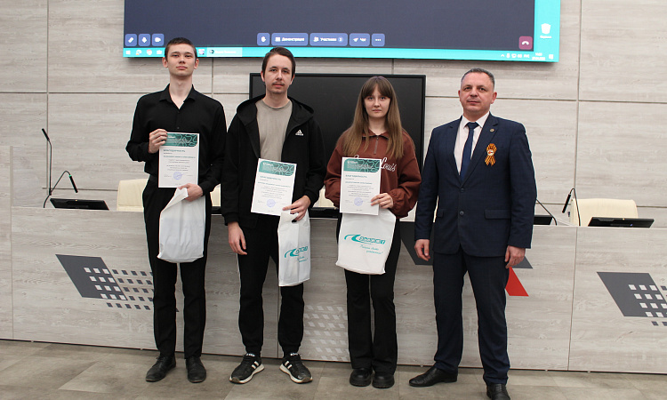 «Плетем защиту для жизни»: студенты и сотрудники ЗабИЖТ передали новую маскировочную сеть для участников СВО