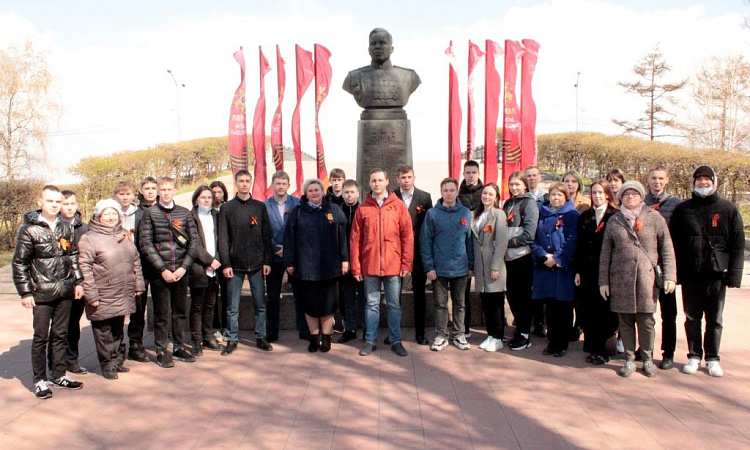 Возложение памятного венка и цветов к мемориалу «Вечный огонь» 