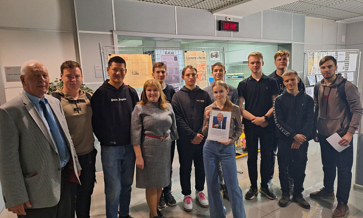 Студенты ЗабИЖТ посетили выставку «Эпоха БАМ в плакатах»