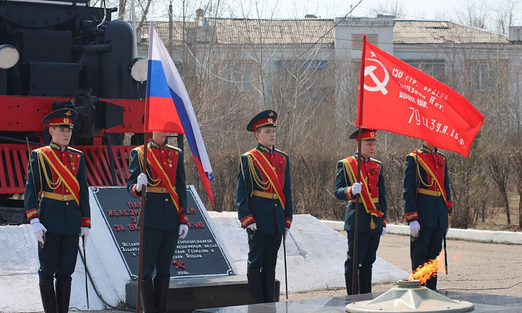 Лицеисты ЗабИЖТ и студенты ЧТЖТ приняли участие в митинге у памятника железнодорожникам
