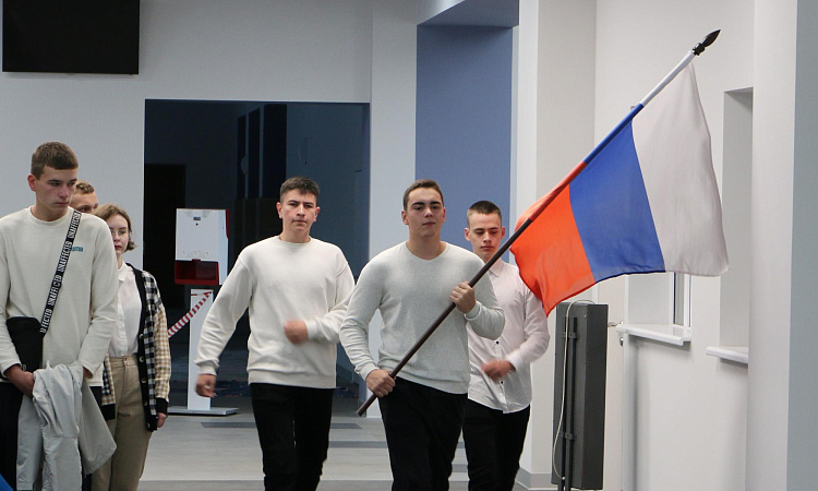 Торжественное патриотическое начало недели