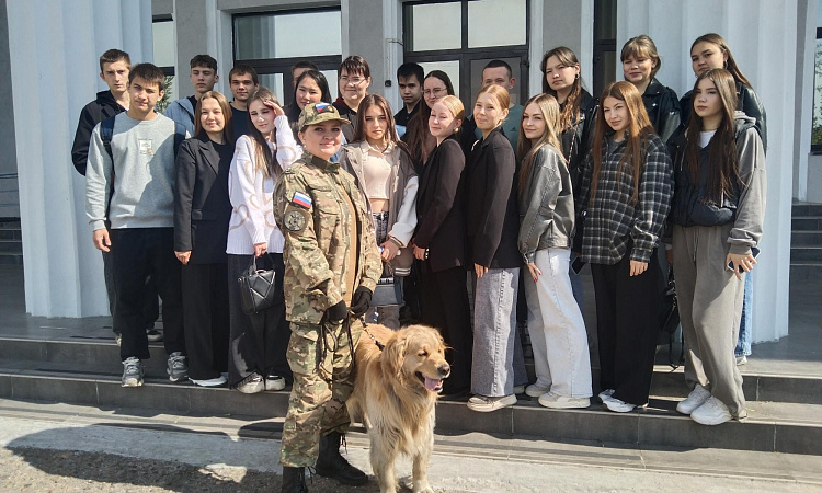 Студенты ЗабИЖТ  побывали на экскурсии в мир таможенного дела