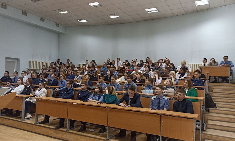 Команда отдела по работе с зарплатными клиентами и отдела благосостояния ПАО "Сбербанк России" провели урок по финансовой грамотности для студентов выпускных групп.