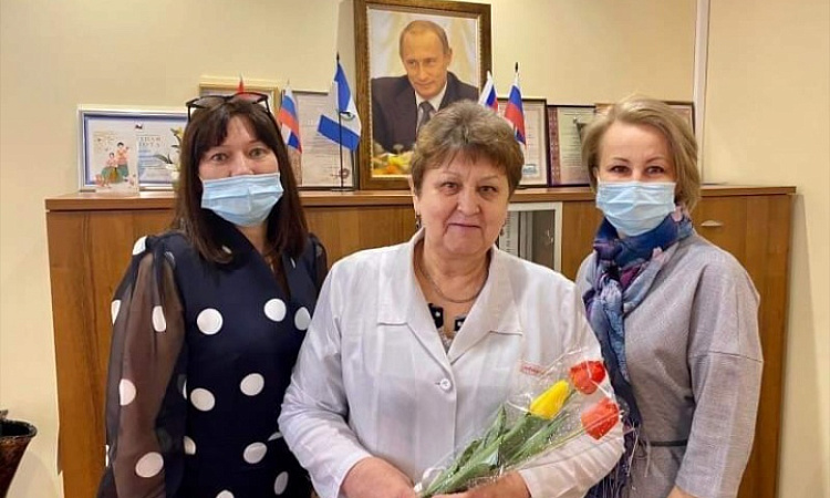 Комитет по управлению Ленинском округом поздравил директора МК ЖТ Людмилу Сергеевну Козлову с 8 марта