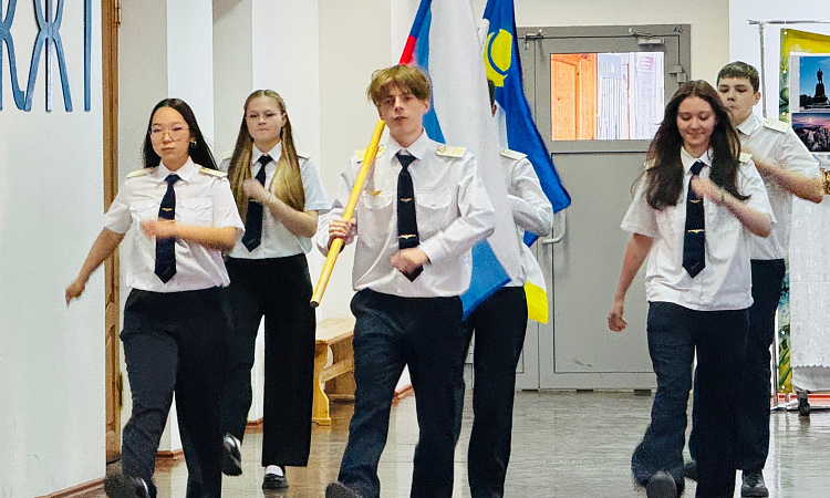 Торжественная линейка: флаги, награды и планы на новую неделю!